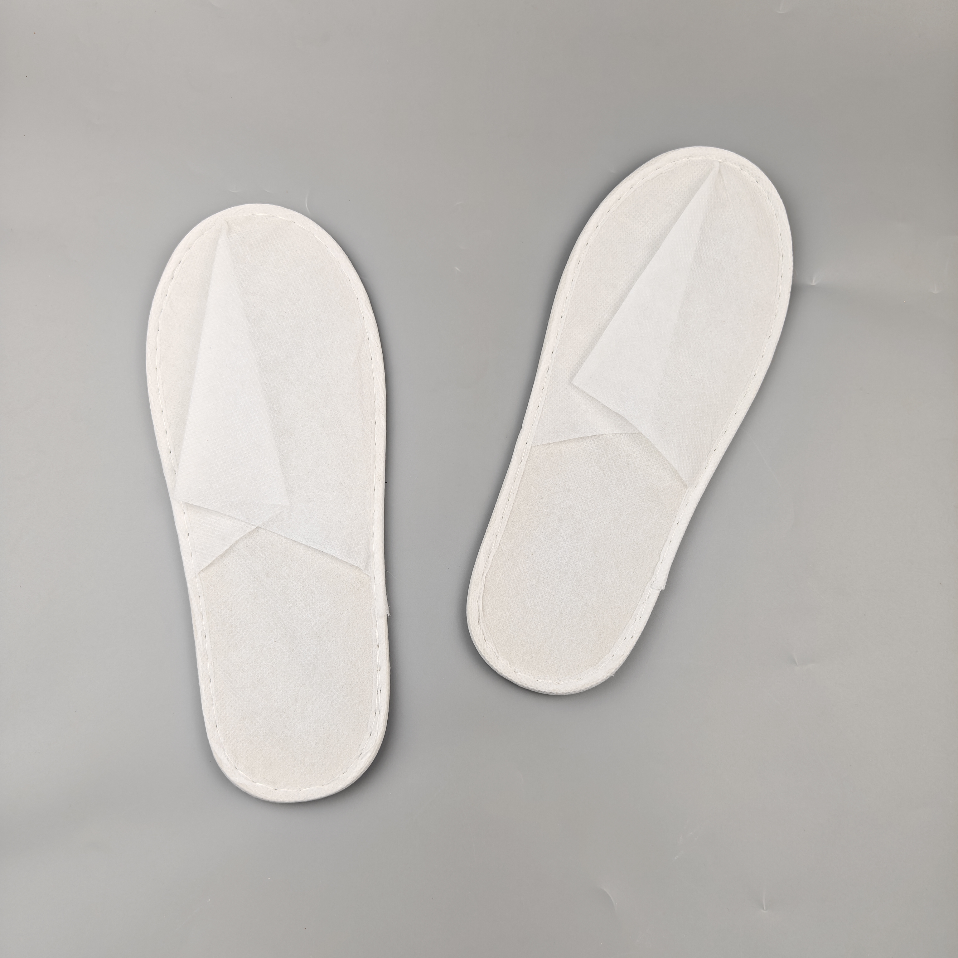 Economical Eco Friendly Disposable Nonwoven Hotel Room And Bathroom Slippers for Bulk Hotel Supplies
