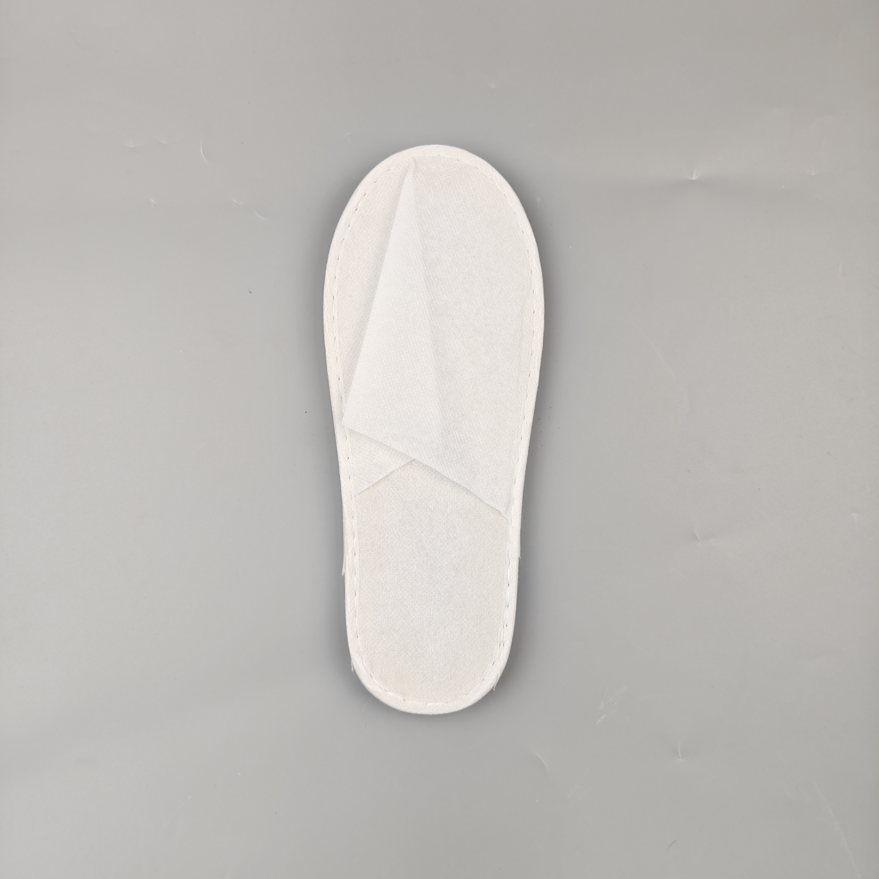 Economical Eco Friendly Disposable Nonwoven Hotel Room And Bathroom Slippers for Bulk Hotel Supplies