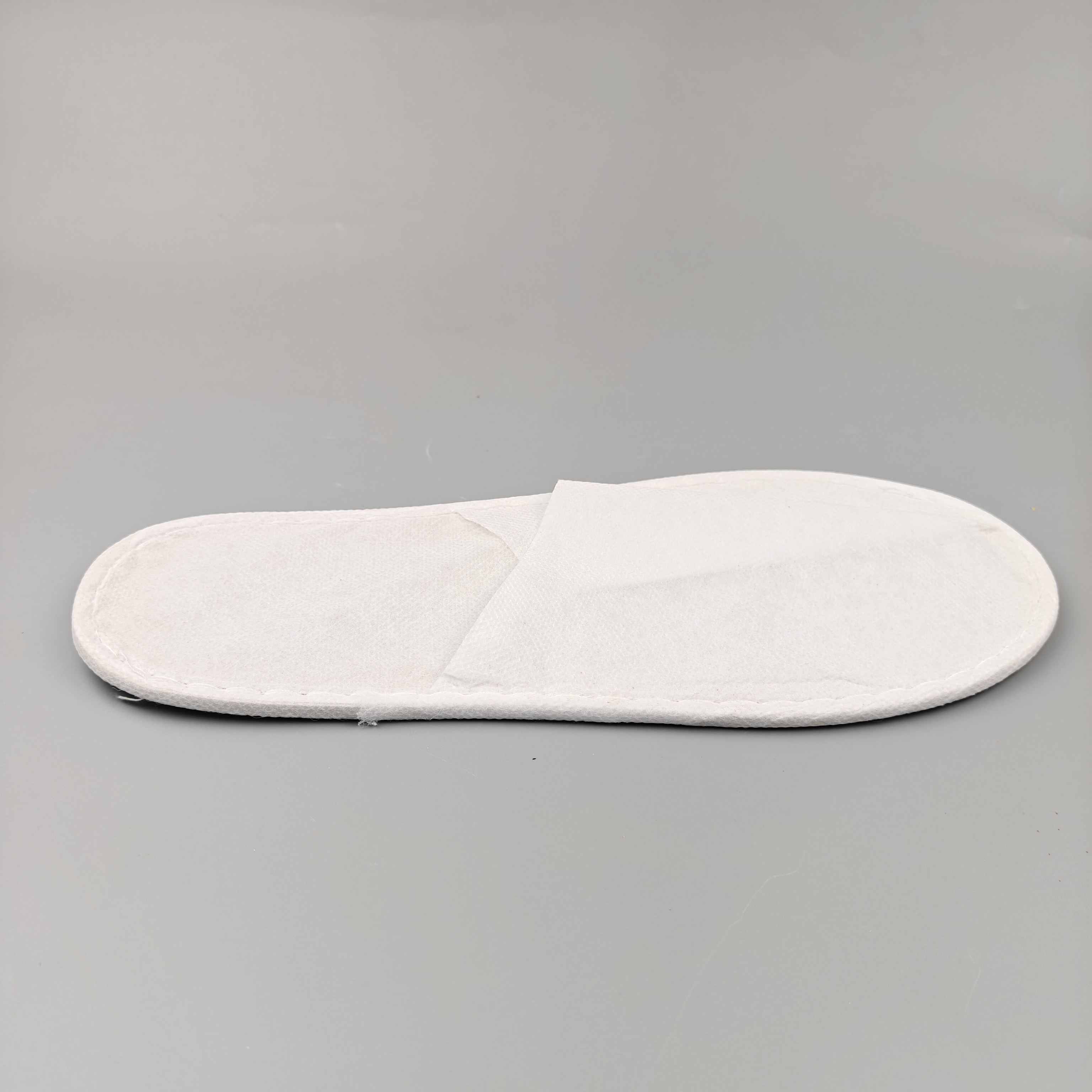 Economical Eco Friendly Disposable Nonwoven Hotel Room And Bathroom Slippers for Bulk Hotel Supplies