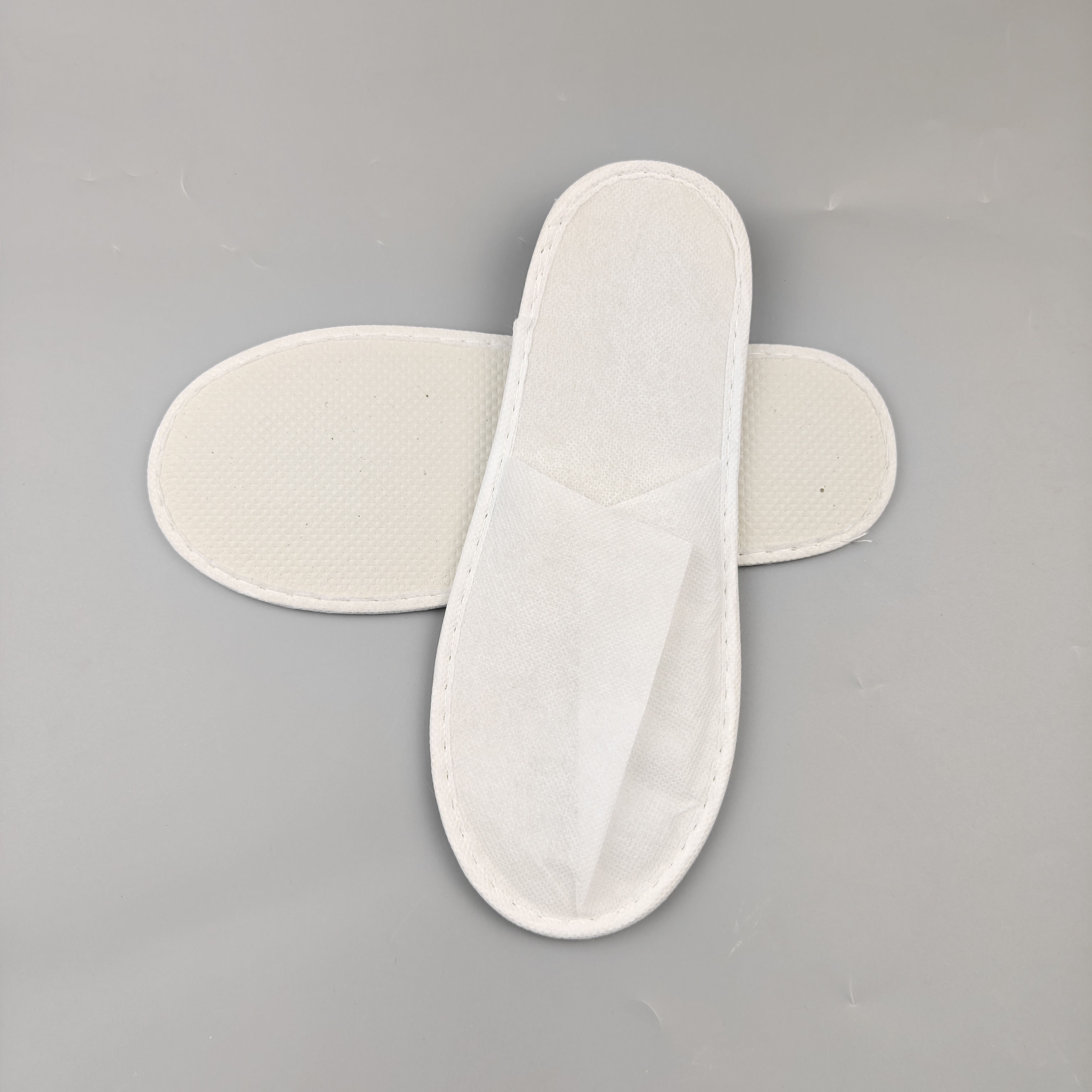 Economical Eco Friendly Disposable Nonwoven Hotel Room And Bathroom Slippers for Bulk Hotel Supplies